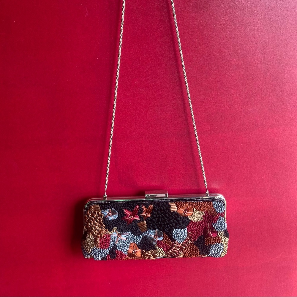 Fun embroidery clutch/shoulder/crossbody to accessorize your special event - Picture 4 of 5